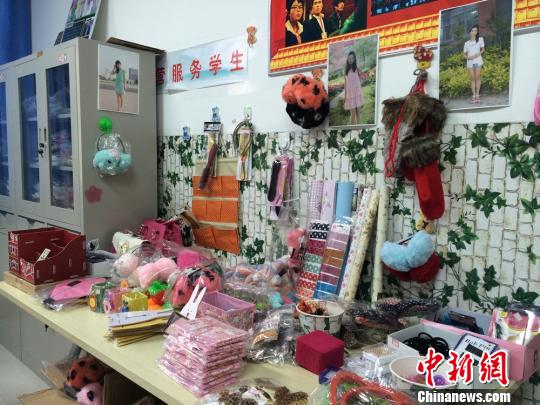 河南无臂大学生创业开店引关注：对未来充满自信
