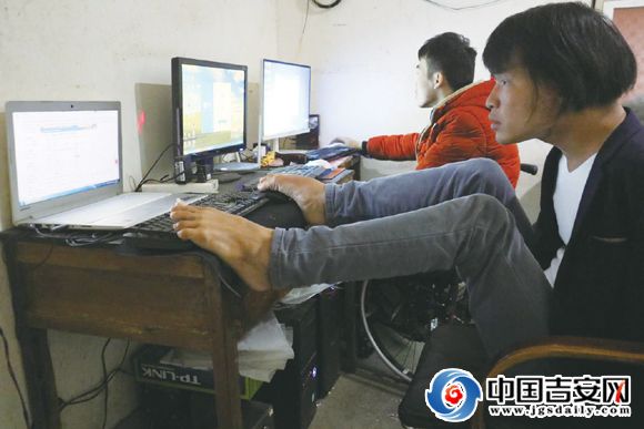 孙小兵在操作电脑