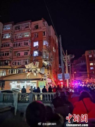 大连居民楼爆炸 现场可见玻璃碎裂一地有数名居民受伤
