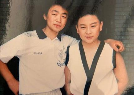 王宝强释小龙同框颁奖，二人童年合照罕见曝光，年龄仅差四岁