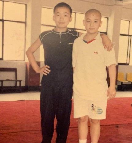 王宝强释小龙同框颁奖，二人童年合照罕见曝光，年龄仅差四岁