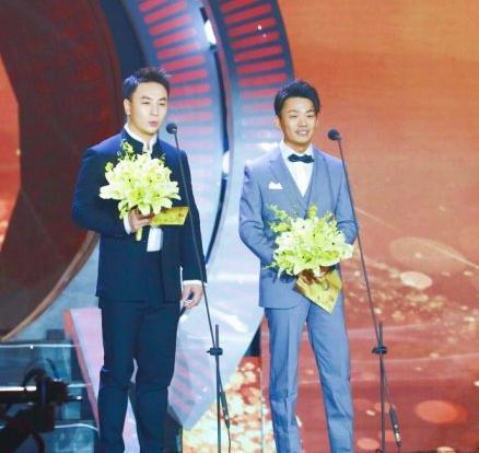 王宝强释小龙同框颁奖，二人童年合照罕见曝光，年龄仅差四岁