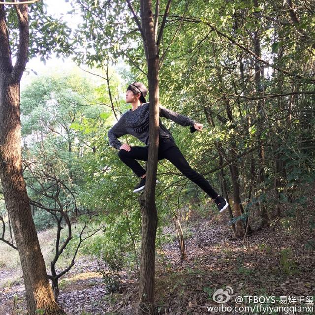 易烊千玺参加中戏期末考试，演完猴子又唱歌，同学给的评价好真实