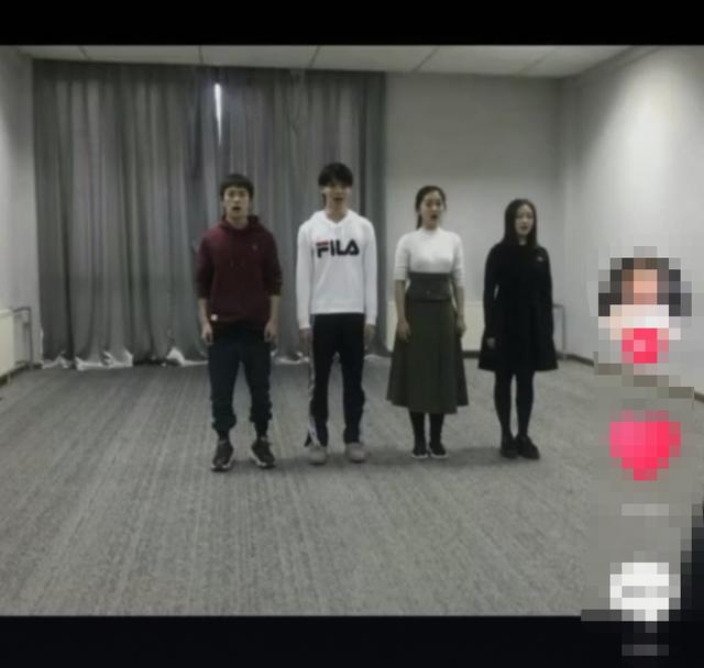 易烊千玺参加中戏期末考试，演完猴子又唱歌，同学给的评价好真实