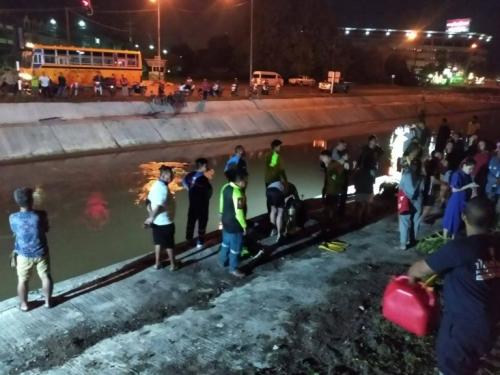 泰国警方下河搜救坠河的中国男子。（图片来源：泰国《世界日报》）