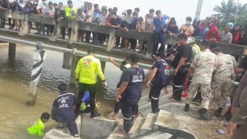泰国警方下河搜救坠河的中国男子。（图片来源：泰国《世界日报》）