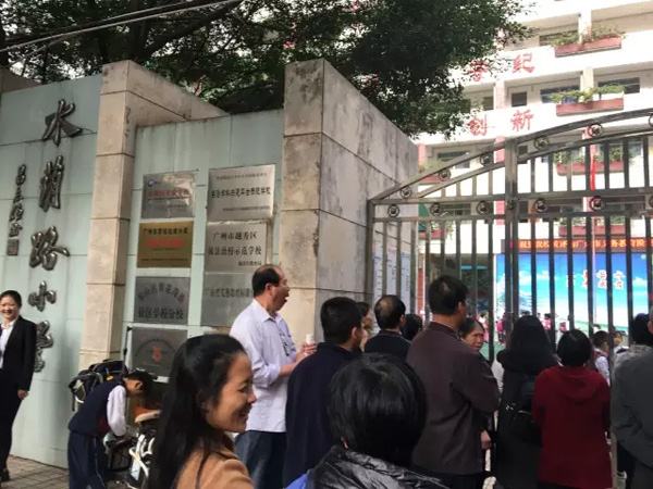 流动红旗没了，广州一小学老师规定学生下课也