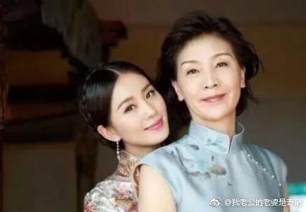 刘诗诗被妈妈调侃说不够漂亮！看到刘诗诗妈妈的照片后网友炸了
