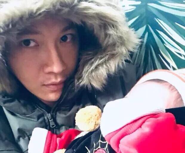 柏芝绯闻男友发文 晒抱娃照片自称超级奶爸