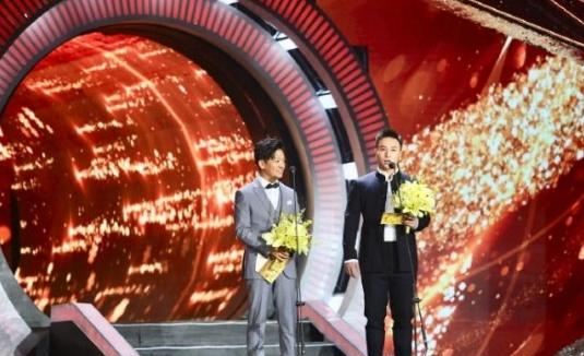 王宝强释小龙同框颁奖，儿时青涩旧照曝光，二