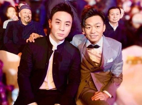 王宝强释小龙同框颁奖，儿时青涩旧照曝光，二