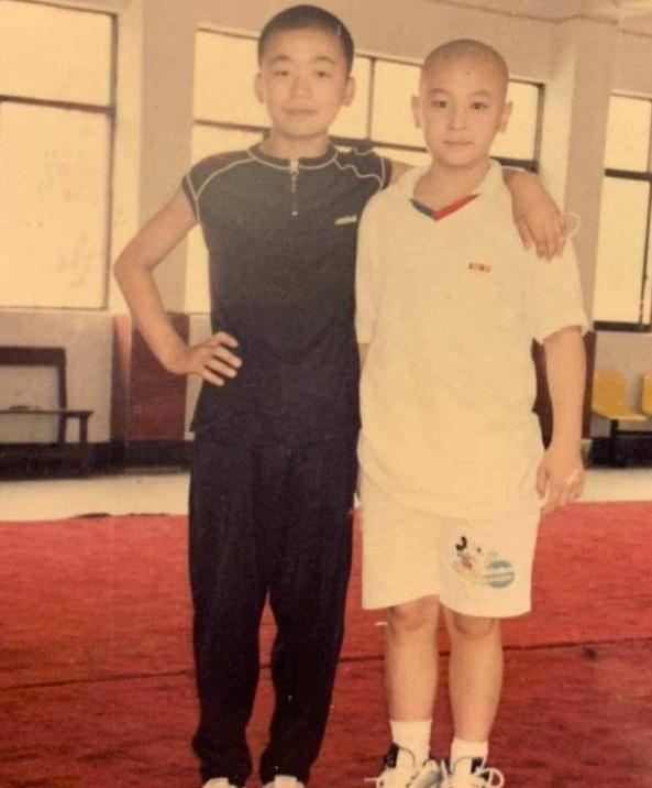 王宝强释小龙同框颁奖，儿时青涩旧照曝光，二