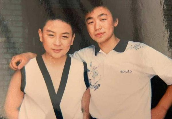 王宝强释小龙同框颁奖，儿时青涩旧照曝光，二