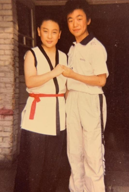 王宝强释小龙同框颁奖，儿时青涩旧照曝光，二