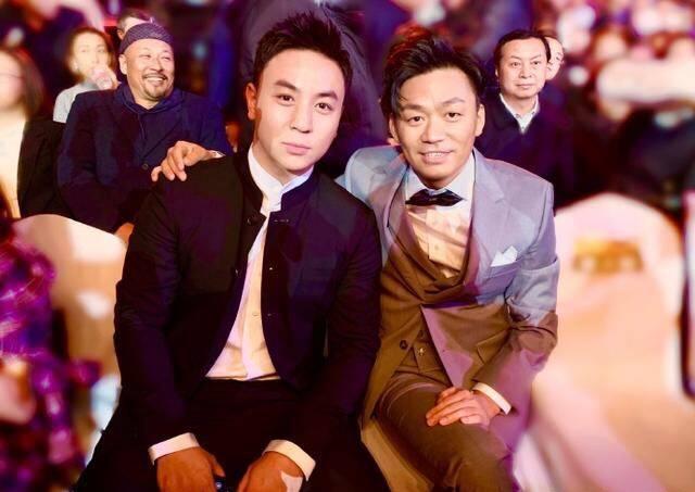 王宝强释小龙童年合影曝光 同为少林弟子谁更厉