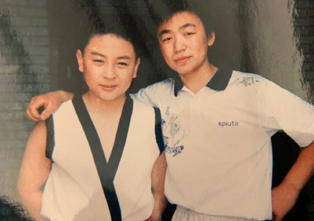 王宝强释小龙童年合影曝光 同为少林弟子谁更厉